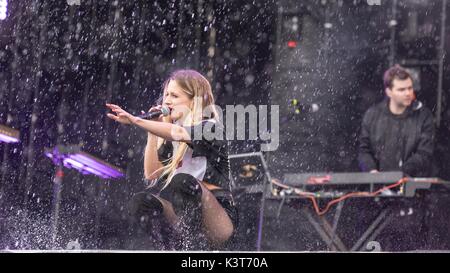 Philadelphia, Pennsylvania, USA. 2. Sep 2017. SAMANTHA GONGOL und JEREMY LLOYD von Marian Hill während Hergestellt in Amerika Musik Festival am Benjamin Franklin Parkway in Philadelphia, Pennsylvania, Credit: Daniel DeSlover/ZUMA Draht/Alamy leben Nachrichten Stockfoto