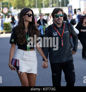 Monza, Italien. 3. September 2017. Fernando Alonso (ESP, McLaren) mit seiner Freundin Linda Morselli während des F1 Grand Prix von Italien Autodromo Nazionale Monza am 3. September 2017 in Monza, Italien. (Foto von Hasan Bratic/Pixathlon/phcimages.com) Stockfoto