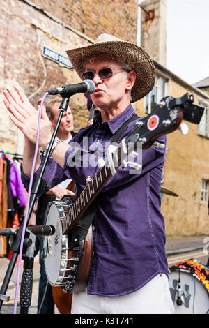 Sänger Der skiffle Group, hohe chaparrals Spielen auf der Straße. Nahaufnahme mit Banjo hängend, Hände klatschen. Stockfoto