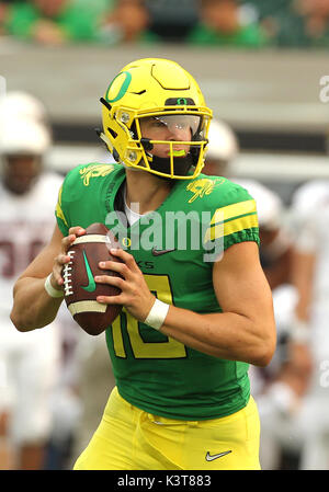 Autzen Stadium, Eugene, OR, USA. 02 Sep, 2017. Oregon Enten Quarterback Justin Herbert (10) während der NCAA Football Spiel zwischen der Oregon Ducks und die südlichen Utah Thunderbirds am Autzen Stadium, Eugene, ODER. Larry C. Lawson/CSM/Alamy leben Nachrichten Stockfoto