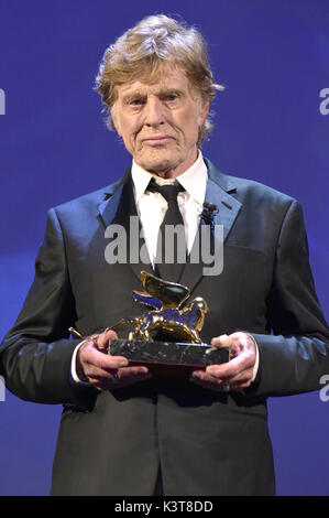 Venezia, Italien. 01 Sep, 2017. Robert Redford empfangen die "Leoni d'Oro alla Carriera/Goldenen Löwen für sein Lebenswerk auf dem 74. Internationalen Filmfestival von Venedig im Palazzo del Casino am 01 September, 2017 in Venedig, Italien | Verwendung der weltweiten Kredit: dpa/Alamy leben Nachrichten Stockfoto