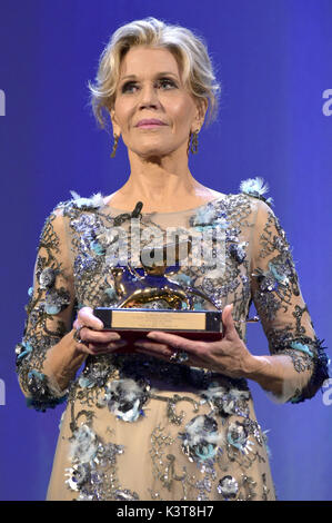 Venezia, Italien. 01 Sep, 2017. Jane Fonda empfangen die "Leoni d'Oro alla Carriera/Goldenen Löwen für sein Lebenswerk auf dem 74. Internationalen Filmfestival von Venedig im Palazzo del Casino am 01 September, 2017 in Venedig, Italien | Verwendung der weltweiten Kredit: dpa/Alamy leben Nachrichten Stockfoto