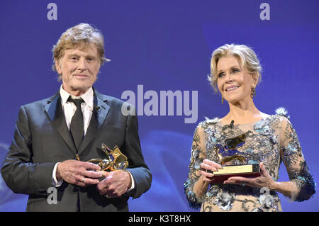 Venezia, Italien. 01 Sep, 2017. Robert Redford und Jane Fonda empfangen die "Leoni d'Oro alla Carriera/Goldenen Löwen für sein Lebenswerk auf dem 74. Internationalen Filmfestival von Venedig im Palazzo del Casino am 01 September, 2017 in Venedig, Italien | Verwendung der weltweiten Kredit: dpa/Alamy leben Nachrichten Stockfoto