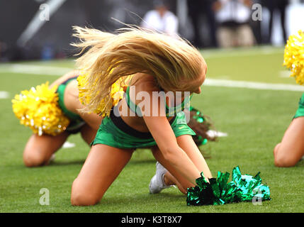 Autzen Stadium, Eugene, OR, USA. 02 Sep, 2017. Ein Oregon Ducks Cheerleader unterhält die Fans während der NCAA Football Spiel zwischen der Oregon Ducks und die südlichen Utah Thunderbirds am Autzen Stadium, Eugene, ODER. Larry C. Lawson/CSM/Alamy leben Nachrichten Stockfoto