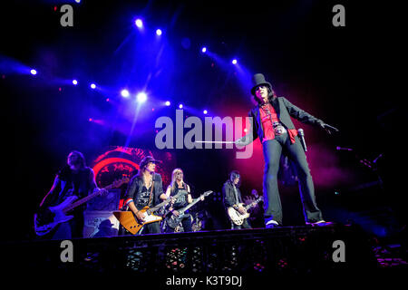 Toronto, Ontario, Kanada. 2. Sep 2017. Alice Cooper und seine Band brannte das Dach aus Budweiser Stadium in Toronto! Band Mitglieder: ALICE COOPER, RYAN ROXIE, CHUCK GARRIC, TOMMY HENRIKSEN, GLEN SOBEL, NITA STRAUSS Credit: Igor Vidyashev/ZUMA Draht/Alamy leben Nachrichten Stockfoto