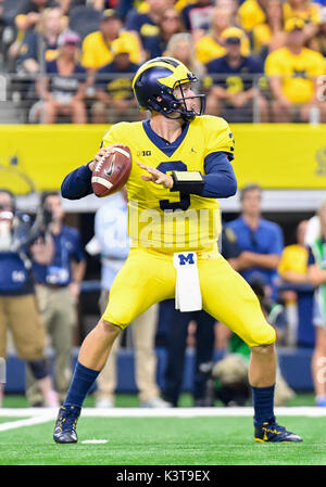 September 02, 2017: Michigan Wolverines Quarterback Wilton Speight #3 während der Advocare Classic NCAA Football Spiel zwischen der Universität von Michigan Wolverines und der Universität von Florida Gators bei AT&T Stadium in Arlington, TX Michigan besiegt Florida 33-17 Albert Pena/CSM Stockfoto