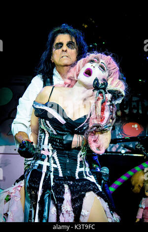 Toronto, Ontario, Kanada. 2. Sep 2017. Alice Cooper und seine Band brannte das Dach aus Budweiser Stadium in Toronto! Band Mitglieder: ALICE COOPER, RYAN ROXIE, CHUCK GARRIC, TOMMY HENRIKSEN, GLEN SOBEL, NITA STRAUSS Credit: Igor Vidyashev/ZUMA Draht/Alamy leben Nachrichten Stockfoto