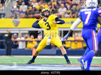 September 02, 2017: Michigan Wolverines Quarterback Wilton Speight #3 Durchläufe im ersten Quartal während der Advocare Classic NCAA Football Spiel zwischen der Universität von Michigan Wolverines und der Universität von Florida Gators bei AT&T Stadium in Arlington, TX Michigan besiegt Florida 33-17 Albert Pena/CSM Stockfoto