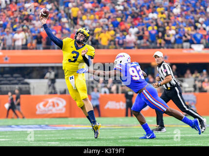 September 02, 2017: Michigan Wolverines Quarterback Wilton Speight #3 macht einen Durchgang im ersten Quartal während der Advocare Classic NCAA Football Spiel zwischen der Universität von Michigan Wolverines und der Universität von Florida Gators bei AT&T Stadium in Arlington, TX Michigan besiegt Florida 33-17 Albert Pena/CSM Stockfoto