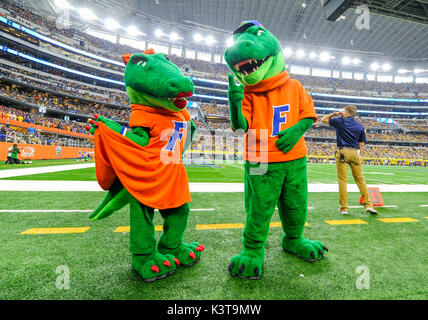 September 02, 2017: Florida Gators Maskottchen Alberta (links) und Albert (rechts) während der Advocare Classic NCAA Football Spiel zwischen der Universität von Michigan Wolverines und der Universität von Florida Gators bei AT&T Stadium in Arlington, TX Michigan besiegt Florida 33-17 Albert Pena/CSM Stockfoto