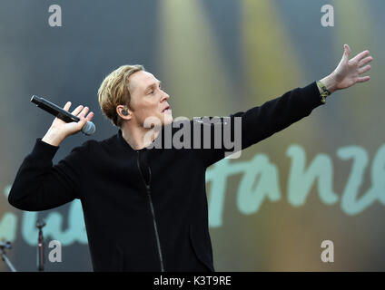 Berlin, Deutschland. 03 Sep, 2017. Matthias Schweighoefer führt auf der IFA Sommergarten Stufe der Elektronik-messe IFA in Berlin, Deutschland, 03. September 2017. Foto: Britta Pedersen/dpa-Zentralbild/dpa/Alamy leben Nachrichten Stockfoto