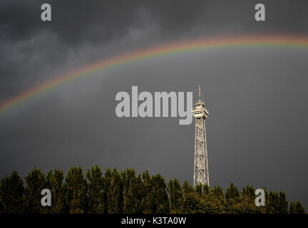 Berlin, Deutschland. 03 Sep, 2017. Ein Regenbogen über der Funkturm in Berlin, Deutschland, 03. September 2017. Foto: Britta Pedersen/dpa-Zentralbild/dpa/Alamy leben Nachrichten Stockfoto