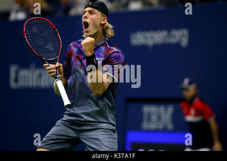 New York, USA. 03 Sep, 2017. New York, Vereinigte Staaten. 03 Sep, 2017. US Open Tennis: New York, den 3. September, 2017 - Denis Shapovalov von Kanada reagiert auf einen Punkt gegen Pablo Carreno Busta von Spanien in während der vierten Runde bei den US Open in Flushing Meadows, New York. Carreno Busta gewann das Spiel in drei Saetzen. Quelle: Adam Stoltman/Alamy Leben Nachrichten Quelle: Adam Stoltman/Alamy leben Nachrichten Stockfoto