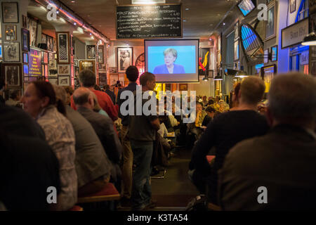 Berlin, Deutschland. 03 Sep, 2017. Gäste sehen das TV-Duell zwischen Kanzlerin und Kanzlerkandidat Schulz im Restaurant taendige Vertretung" in Berlin, Deutschland, 03. September 2017. Foto: Paul Zinken/dpa/Alamy leben Nachrichten Stockfoto