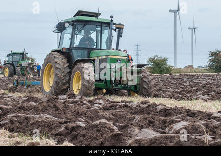 Kent Ditch Corner, East Guldeford, Romney Marsh, Kent, Großbritannien. Sept. 2017. Jährliche Pflügen & Kultivierung der Gesellschaft für Pflügen Und lustige Hundeschau. Stockfoto