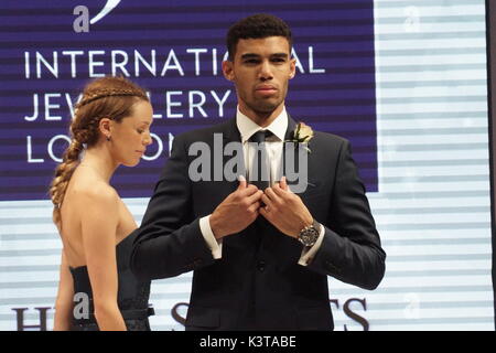 London, Großbritannien. 03 Sep, 2017. Highlights aus der Start- und Landebahn am IJL 2017, INTERNATIONAL JEWELLERY LONDON 2017 zeigt. Credit: Peter Hogan/Alamy leben Nachrichten Stockfoto