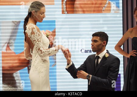 London, Großbritannien. 03 Sep, 2017. Highlights aus der Start- und Landebahn am IJL 2017, INTERNATIONAL JEWELLERY LONDON 2017 zeigt. Credit: Peter Hogan/Alamy leben Nachrichten Stockfoto