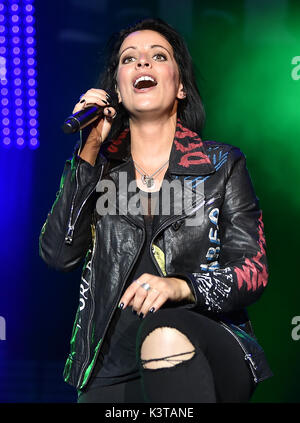 Sängerin Stefanie Kloß von der Band Silbermond führt auf der IFA Sommergarten Stufe der Elektronik-messe IFA in Berlin, Deutschland, 03. September 2017. Foto: Britta Pedersen/dpa-Zentralbild/dpa Stockfoto