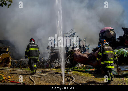 September 3, 2017 - SÃ¢o Paulo, São Paulo, Brasilien - SAO PAULO SP, SP 03/09/2017 SAMBA SCHULE FEUER: Sao Paulo samba Schule Schuppen in Brand am Nachmittag (3) auf der Ostseite von SÃ£o Paulo. Feuerwehrleute im Kampf gegen die Flammen. Kein Opfer. (Bild: © Cris Faga über ZUMA Draht) Stockfoto