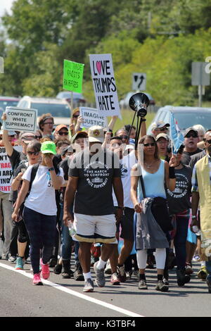 Gainesville, Virginia, United States. 3. Sep 2017. Die Demonstranten marschierten in Richtung Norden auf die United States Highway 29 Richtung Washington, DC während der 'March zu weißer Überlegenheit konfrontieren: von Charlottesville zu DC' Kent Hilbert/Alamy leben Nachrichten Stockfoto
