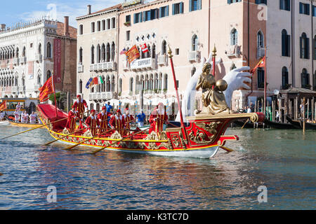 Venedig, Venetien, Italien. 3. September 2017. Boote an der Regata Storica, ein Re-enactment eines historischen Prozession der Boote der Doge und höchsten venezianischen Beamten in 1489 Caterina Cornaro, die Frau des Königs von Zypern, die ihren Thron verzichtete zugunsten von Venedig willkommen zu heißen. Die Prozession wird von wichtigen jährlichen Ruderregatten gefolgt, das Highlight der Venedig rudern Saison. Stockfoto