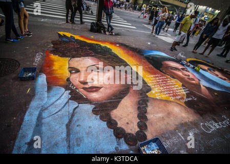 September 3, 2017 - SÃ¢o Paulo, São Paulo, Brasilien - SAO PAULO SP, SP 04/09/2017 KUNST IN SÃƒO PAULO: Der peruanische Künstler Cristhian zieht mit Kreide auf dem Boden von der Paulista Avenue das Gesicht der Malerin Frida Kahlo, Sänger Carmem Miranda und Sängerin Amy Winehouse. Menschen schätzen ihre Art.Credit: Cris Fafa/ZUMA Draht/Alamy leben Nachrichten Stockfoto