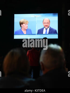 Berlin, Deutschland. 3. Sep 2017. Die Menschen sehen das TV-Duell zwischen Bundeskanzlerin Angela Merkel und Martin Schulz, Kanzler Kandidat der Sozialdemokratischen Partei (SPD), zu einem Media Center in Berlin, Deutschland, Sept. 3, 2017. Die deutsche Bundeskanzlerin Angela Merkel sagte Sonntag Nacht im TV-Duell mit Martin Schulz, obwohl die "radikale Islamisten der Verübung terroristischer Akte in Europa sind, sie glaubt immer noch, dass "der Islam gehört zu Deutschland." Quelle: Shan Yuqi/Xinhua/Alamy leben Nachrichten Stockfoto