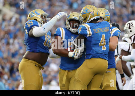 In Pasadena, Kalifornien. 3. Sep 2017. Mannschaftskameraden feiern eine UCLA rushing Touchdown von UCLA Bruins zurück laufen Jalen Starks (32) in das Spiel zwischen der Texas A&M Aggies und der UCLA Bruins, im Rose Bowl in Pasadena, CA. Peter Joneleit Credit: Csm/Alamy leben Nachrichten Stockfoto