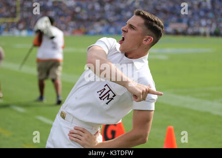 In Pasadena, Kalifornien. 3. Sep 2017. Ein Aggie schreien Führer versucht seine Fans in der ersten Hälfte im Spiel zwischen der Texas A&M Aggies und der UCLA Bruins, im Rose Bowl in Pasadena, CA. Peter Joneleit Credit: Csm/Alamy leben Nachrichten Stockfoto