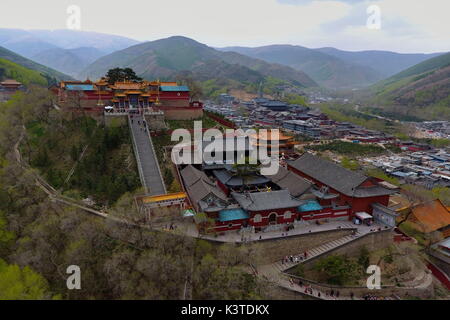 Mount Wutai. 9. Mai, 2017. Foto auf Mai 9, 2017 zeigt eine Luftaufnahme der Tempel auf dem Berg Wutai, einer der vier heiligen buddhistischen Berge Chinas, in der chinesischen Provinz Shanxi. Auf der Liste des UNESCO Welterbes im Jahr 2009 hinzugefügt, Mount Wutai ist die Heimat von mehr als 50 buddhistischen Tempeln. Quelle: Cao Yang/Xinhua/Alamy leben Nachrichten Stockfoto