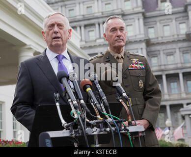 Usa-Verteidigungsminister James Mattis (links) macht eine Aussage über eine mögliche militärische Reaktion auf die jüngsten Nordkorea Raketenstart mit dem Vorsitzenden des Generalstabs US Marine Corps General Joseph Dunford (rechts) im Weißen Haus, 3. September 2017. Quelle: Chris Kleponis/Pool über CNP/MediaPunch Stockfoto