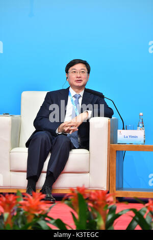 Xiamen, China Fujian Provinz. 4. Sep 2017. Lu Yimin, Präsident von China Unicom, spricht auf einer Podiumsdiskussion über Konnektivität während der BRICS-Business Forum in Xiamen, im Südosten der chinesischen Provinz Fujian, Sept. 4, 2017. Credit: Li Xin/Xinhua/Alamy leben Nachrichten Stockfoto