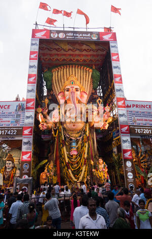 Hyderabad, Indien. 4. Sep 2017. Hindu Anhänger tragen Idol des hinduistischen Gottes Lord Ganesh für Immersion am elften Tag der Ganesh Chaturthi Festival in der Hussainsagar See in Hyderabad, Indien. Credit: Hyderabad/Alamy leben Nachrichten Stockfoto