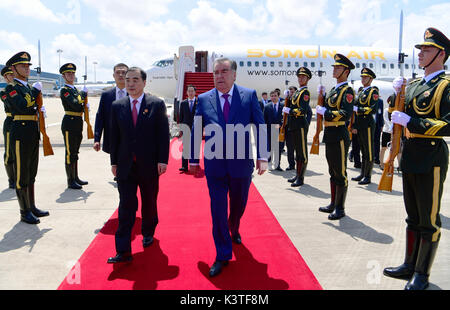 Xiamen, China Fujian Provinz. 4. Sep 2017. Der tadschikische Präsident Emomali Rahmon kommt für den Dialog der Schwellen- und Entwicklungsländer in Xiamen, im Südosten der chinesischen Provinz Fujian, Sept. 4, 2017. Credit: Wei Peiquan/Xinhua/Alamy leben Nachrichten Stockfoto