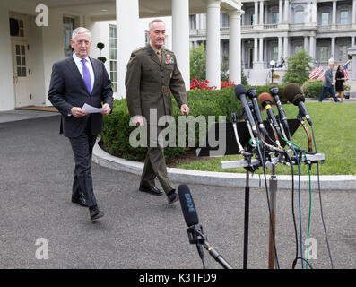 Usa-Verteidigungsminister James Mattis (links) und dem Vorsitzenden des Generalstabs US Marine Corps General Joseph Dunford (rechts) zu Fuß in die Mikrofone im Weißen Haus eine Aussage über eine mögliche militärische Reaktion auf die jüngsten Nordkorea Raketenstart zu machen, 3. September 2017. Quelle: Chris Kleponis/Pool über CNP - KEINE LEITUNG SERVICE - Foto: Chris Kleponis/Konsolidierte/dpa Stockfoto