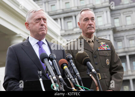 Usa-Verteidigungsminister James Mattis (links) macht eine Aussage über eine mögliche militärische Reaktion auf die jüngsten Nordkorea Raketenstart mit dem Vorsitzenden des Generalstabs US Marine Corps General Joseph Dunford (rechts) im Weißen Haus, 3. September 2017. Quelle: Chris Kleponis/Pool über CNP - KEINE LEITUNG SERVICE - Foto: Chris Kleponis/Konsolidierte/dpa Stockfoto