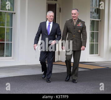 Usa-Verteidigungsminister James Mattis (links) und dem Vorsitzenden des Generalstabs US Marine Corps General Joseph Dunford (rechts) zu Fuß in die Mikrofone im Weißen Haus eine Aussage über eine mögliche militärische Reaktion auf die jüngsten Nordkorea Raketenstart zu machen, 3. September 2017. Quelle: Chris Kleponis/Pool über CNP - KEINE LEITUNG SERVICE - Foto: Chris Kleponis/Konsolidierte/dpa Stockfoto