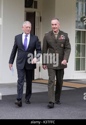 Usa-Verteidigungsminister James Mattis (links) und dem Vorsitzenden des Generalstabs US Marine Corps General Joseph Dunford (rechts) zu Fuß in die Mikrofone im Weißen Haus eine Aussage über eine mögliche militärische Reaktion auf die jüngsten Nordkorea Raketenstart zu machen, 3. September 2017. Quelle: Chris Kleponis/Pool über CNP - KEINE LEITUNG SERVICE - Foto: Chris Kleponis/Konsolidierte/dpa Stockfoto
