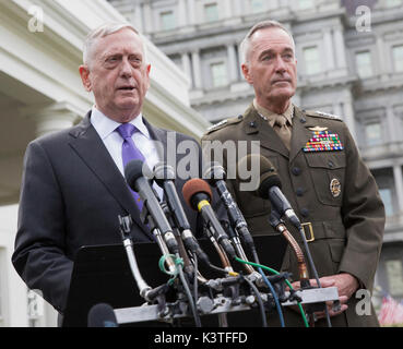 Usa-Verteidigungsminister James Mattis (links) macht eine Aussage über eine mögliche militärische Reaktion auf die jüngsten Nordkorea Raketenstart mit dem Vorsitzenden des Generalstabs US Marine Corps General Joseph Dunford (rechts) im Weißen Haus, 3. September 2017. Quelle: Chris Kleponis/Pool über CNP - KEINE LEITUNG SERVICE - Foto: Chris Kleponis/Konsolidierte/dpa Stockfoto