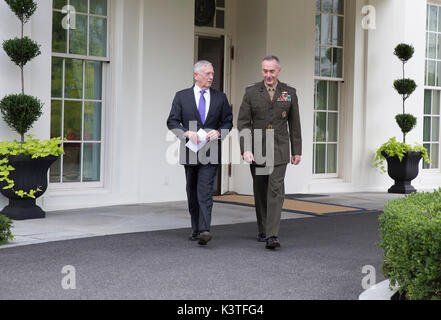 Usa-Verteidigungsminister James Mattis (links) und dem Vorsitzenden des Generalstabs US Marine Corps General Joseph Dunford (rechts) zu Fuß in die Mikrofone im Weißen Haus eine Aussage über eine mögliche militärische Reaktion auf die jüngsten Nordkorea Raketenstart zu machen, 3. September 2017. Quelle: Chris Kleponis/Pool über CNP - KEINE LEITUNG SERVICE - Foto: Chris Kleponis/Konsolidierte/dpa Stockfoto