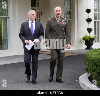 Usa-Verteidigungsminister James Mattis (links) und dem Vorsitzenden des Generalstabs US Marine Corps General Joseph Dunford (rechts) zu Fuß in die Mikrofone im Weißen Haus eine Aussage über eine mögliche militärische Reaktion auf die jüngsten Nordkorea Raketenstart zu machen, 3. September 2017. Quelle: Chris Kleponis/Pool über CNP - KEINE LEITUNG SERVICE - Foto: Chris Kleponis/Konsolidierte/dpa Stockfoto