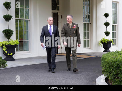 Usa-Verteidigungsminister James Mattis (links) und dem Vorsitzenden des Generalstabs US Marine Corps General Joseph Dunford (rechts) zu Fuß in die Mikrofone im Weißen Haus eine Aussage über eine mögliche militärische Reaktion auf die jüngsten Nordkorea Raketenstart zu machen, 3. September 2017. Quelle: Chris Kleponis/Pool über CNP - KEINE LEITUNG SERVICE - Foto: Chris Kleponis/Konsolidierte/dpa Stockfoto