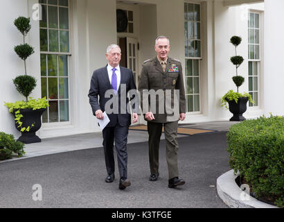 Usa-Verteidigungsminister James Mattis (links) und dem Vorsitzenden des Generalstabs US Marine Corps General Joseph Dunford (rechts) zu Fuß in die Mikrofone im Weißen Haus eine Aussage über eine mögliche militärische Reaktion auf die jüngsten Nordkorea Raketenstart zu machen, 3. September 2017. Quelle: Chris Kleponis/Pool über CNP - KEINE LEITUNG SERVICE - Foto: Chris Kleponis/Konsolidierte/dpa Stockfoto