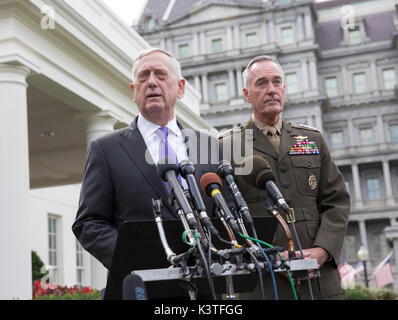 Usa-Verteidigungsminister James Mattis (links) macht eine Aussage über eine mögliche militärische Reaktion auf die jüngsten Nordkorea Raketenstart mit dem Vorsitzenden des Generalstabs US Marine Corps General Joseph Dunford (rechts) im Weißen Haus, 3. September 2017. Quelle: Chris Kleponis/Pool über CNP - KEINE LEITUNG SERVICE - Foto: Chris Kleponis/Konsolidierte/dpa Stockfoto