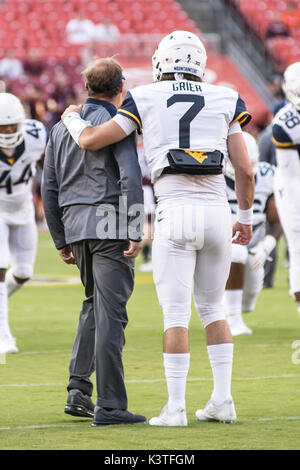 Landover, Maryland, USA. 3. Sep 2017. Quarterback wird GRIER (7) steht mit einem Trainer vor dem Spiel bei FEDEX Field in Landover, Maryland statt. Credit: Amy Sanderson/ZUMA Draht/Alamy leben Nachrichten Stockfoto