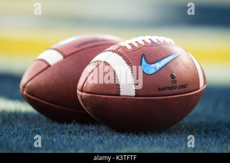 Landover, Maryland, USA. 3. Sep 2017. Zwei Fußbälle sitzen in der Ende Zone vor dem Spiel bei FEDEX Field in Landover, Maryland statt. Credit: Amy Sanderson/ZUMA Draht/Alamy leben Nachrichten Stockfoto