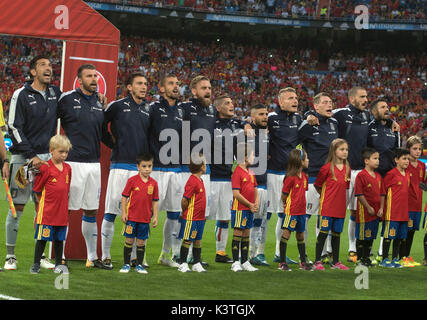 Madrid, Spanien. 2. Sep 2017. Italien team Gruppe Line-up (ITA) Fußball: Italien Spieler (L-R), Gianluigi Buffon, Andrea BARZAGLI, Matteo Darmian, Leonardo Spinazzola, Daniele De Rossi, Marco Verratti, Lorenzo Insigne, Ciro unbeweglich, Andrea Belotti, Leonardo Bonucci und Antonio Candreva singen die Nationalhymne vor dem FIFA WM Russland 2018 europäische Qualifikation Gruppe G Match zwischen Spanien 3-0 Italien im Estadio Santiago Bernabeu in Madrid, Spanien. Credit: Maurizio Borsari/LBA/Alamy leben Nachrichten Stockfoto