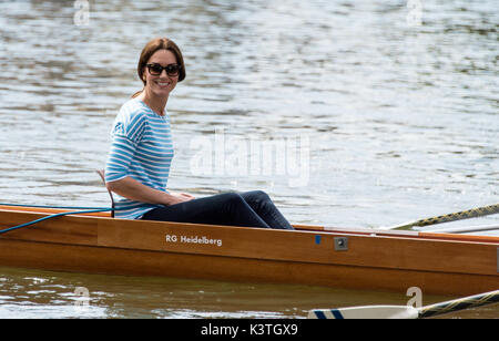 Heidelberg, Deutschland. 20. Juli 2017. Großbritanniens Herzogin Kate sitzen auf einer Regatta Boot in Heidelberg, Deutschland, vom 20. Juli 2017. Foto: Patrick Seeger/dpa Pool/dpa | Verwendung weltweit/dpa/Alamy leben Nachrichten Stockfoto