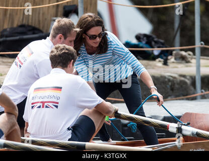 Heidelberg, Deutschland. 20. Juli 2017. Großbritanniens Herzogin Kate sitzen auf einer Regatta Boot in Heidelberg, Deutschland, vom 20. Juli 2017. Foto: Patrick Seeger/dpa Pool/dpa | Verwendung weltweit/dpa/Alamy leben Nachrichten Stockfoto