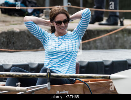 Heidelberg, Deutschland. 20. Juli 2017. Großbritanniens Herzogin Kate sitzen auf einer Regatta Boot in Heidelberg, Deutschland, vom 20. Juli 2017. Foto: Patrick Seeger/dpa Pool/dpa | Verwendung weltweit/dpa/Alamy leben Nachrichten Stockfoto